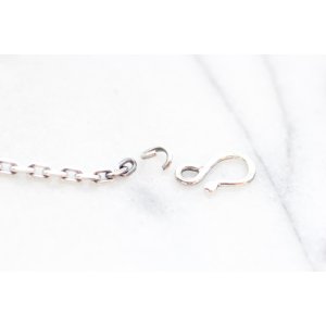 丸カンとフックが外れましたら、チェーンにお好きなフェザー等を通すことが出来ます。