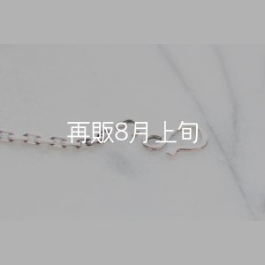 丸カンとフックが外れましたら、チェーンにお好きなフェザー等を通すことが出来ます。
