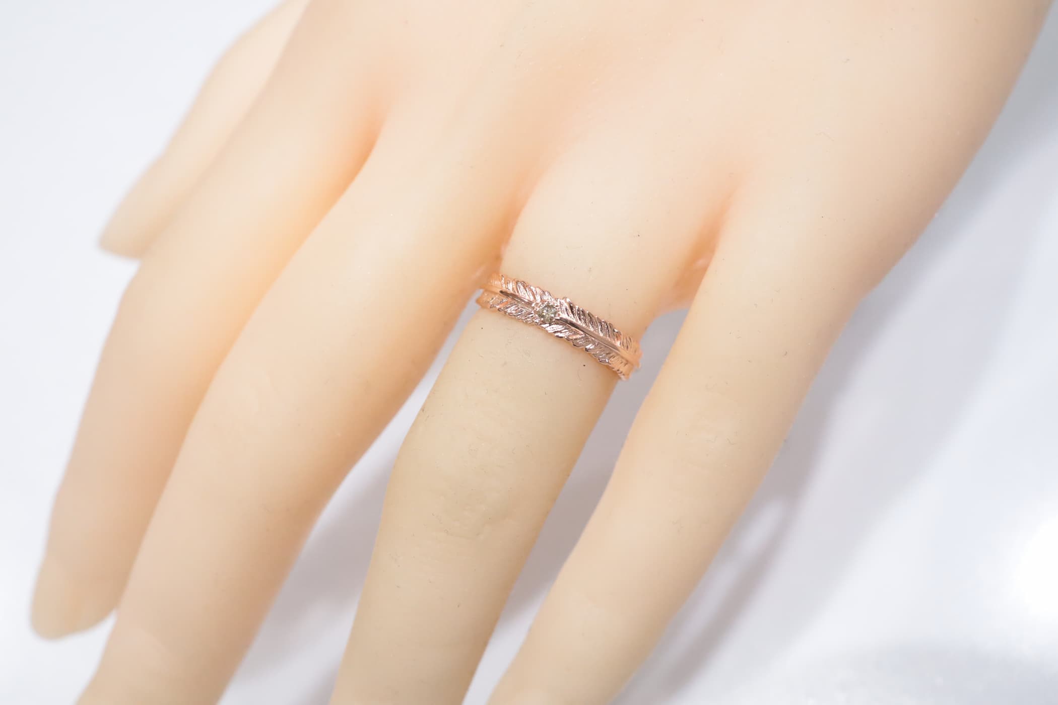 トルソー着用・フェザーリング(4mm)ブラウンダイヤK10PG